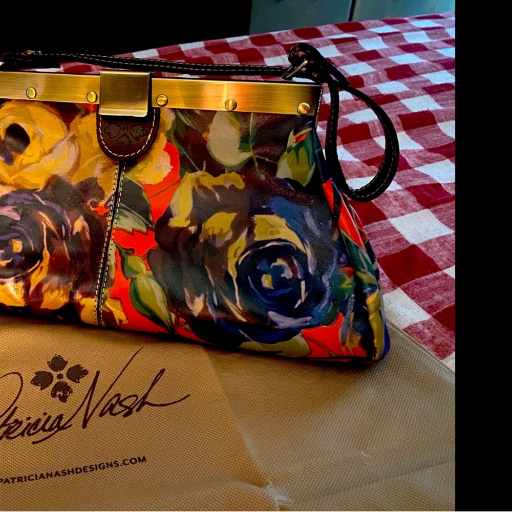 New without tag. Very pretty bag.